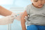 Seregnyi kutatás bizonyítja, hogy a szóban forgó vakcinák biztonságosak. Természetesen mellékhatások olykor előfordulhatnak, de a hosszú távú, súlyos mellékhatások rendkívül ritkának számítanak. A Telex.hu cikke hangsúlyozza: nem találtak összefüggést a gyerekkori védőoltások és a cukorbetegség, az autizmus, a lázgörcsök, a gyulladásos bélbetegség, vagy a neurológiai rendellenességek között.
