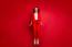 "Az erőteljes piros szín viselése a repülőtéren vagy a gépen számos pozitív módon alakíthatja az utazás élményét. Mivel a piros képes megragadni a figyelmet, vonzalmat kelt, valamint magabiztosságot és tekintélyt sugároz, a légitársaságok személyzete és a biztonsági személyzet jobban favorizálja a piros ruhás utasokat" - hangsúlyozta bejegyzésében Lee.

