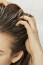 Mit jelent a fejbőr hámlasztása?

A fejbőr hámlasztása az elhalt hámsejtek és a hajtermékek (például samponok, kondicionálók és hajformázó termékek) által okozott lerakódások eltávolításának folyamata. A bőrápoláshoz hasonlóan az elhalt hámsejtek felszíni szintjének eltávolítása javítja a felszívódást, így a legtöbbet hozhatod&nbsp;ki termékekből, amiket használsz.&nbsp;Ez a folyamat&nbsp;elősegíti az&nbsp;új, egészséges haj növekedését. ,,A hámlasztás eltávolítja a szennyeződéseket a fejbőrről, megnyitja a tüszőt, hogy bejuthassanak az aktív összetevők" - magyarázza Penny James trichológus és a Penny James szalon alapítója.
