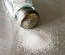 3. Túl sok só

A túl sok só fogyasztása növelheti a szervezet vízvisszatartását és a vérnyomást, ezáltal befolyásolva a bőr hidratáltságát. A magas sóbevitel miatt a szervezet hajlamosabb lehet a vízmegtartásra, amely a bőrön is megnyilvánulhat, így&nbsp;szárazságot okozva. Emellett a só túlzott bevitelével járó magas vérnyomás hozzájárulhat az érrendszer károsodásához, ami korlátozhatja a bőr számára elérhető tápanyagokat és oxigént, így csökkentve a hidratáltságot és a rugalmasságot. A bőr szárazságát súlyosbíthatja az is, hogy a só fokozza a bőrön lévő víz elpárolgását, különösen&nbsp;száraz környezeti viszonyok között.
