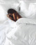 Gyorsabban elalszol: A testhőmérsékleted kulcsfontosságú szerepet játszik az elalvásban is. Ez összetett módon kapcsolódik a cirkadián ritmusodhoz - a belső órádhoz, amely szabályozza az alvás-ébrenlét ciklusodat. Ha lehűtöd a testedet (azzal, hogy meztelenül bújsz ágyba), jelezheted a szervezetednek, hogy eljött&nbsp;az alvás ideje, ami potenciálisan elősegítheti az elalvást, és hatékonyabbá teheti a pihentető éjszakát.
