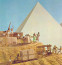 Ezenkívül a munkások sok esetben „aláírták” a művüket. A piramisok belsejében lévő tömbökre rejtették a feliratokat, ahol nem voltak szem előtt. Különböző munkacsoportok neveit írták fel, köztük „Menkaure részegeit” és „Khufu hatalmas fehér koronájának követőit”. (Mindkét csoportot a korabeli fáraókról&nbsp;nevezték el.) Ezek a hieroglifák tippeket adnak a régészeknek arra vonatkozóan, honnan jöttek a munkások, milyen volt az életük, és kinek dolgoztak. A régészek sehol sem találtak rabszolgaságra vagy külföldi munkásokra utaló jeleket.
