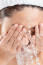 Az arcod mosásánál még fontosabb az arcod megfelelő mosási módjának ismerete. Először is, hagyd ki a forró vizet, amikor tisztítasz - irritálhatja a bőrt. (Ezért valószínűleg nem jó az arcodat a zuhanyzás alatt mosni.). A langyos víz segít alaposan tisztítani a bőrt anélkül, hogy teljesen elvenné a természetes olajokat, így ha reggelente jobban esik, elég ha csak vizet használsz. Esténként azonban kelleni fog egy gyengéd tisztító, de ha sminket viselsz akkor egy olajos is. Az olajos lemosót használd elsőként, majd a vizes bázisút.
