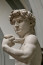 Aztán ott van az egyik legkülönlegesebb hibája, amit valószínűleg a helyszínen aligha fog kiszúrni egy látogató, mivel ahhoz szemmagasságba kellene kerülnie az alkotással, hogy lássa: a szobor jobb szeme előre néz, míg a bal enyhén kifelé fordul. A tudósok elmélete szerint Michelangelo szándékosan faragta Dávidot kissé kancsalnak, hogy legalább egy hibája is legyen a tökéletes szobornak. Mások szerint egész egyszerűen ilyen volt a modell, akiről mintázta a szobrot.
