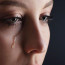 A sírásnak nem csupán érzelmi jelentősége van, hanem fontos szerepet játszik az egészségünk szempontjából is. A sírás közvetlen hatással lehet a bőr állapotára, különösen a szemek környékén. Fontos tudni, hogy a könnyek pH-értéke eltér a bőr pH-jától, ami hosszú távon irritációt okozhat. Emellett a könnyekből és azok lehullásából származó nedvesség hatással van az arc egészére.
