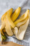 Hacsak nem vagy óriási rajongója a vegán főzőblogoknak, eddig valószínűleg sosem jutott eszedbe, hogy felhasználd a banánhéjat. Amellett viszont, hogy valójában teljesen biztonságosan fogyasztható, a kutatók most azt is bebizonyították, milyen egészséges is a fogyasztása. Amikor a kutatásban résztvevők megkóstolták a szárított és lisztté őrölt banánhéj felhasználásával készült süteményeket, ugyanolyan elégedettek voltak az ízével, mint a hagyományos búzalisztből készült finomságok esetében.
