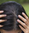 3. Lassítja az őszülés folyamatát

A Trichology International Journal által közzétett tanulmány szerint a kivi jó rézforrás, ami elengedhetetlen a melanin, azaz a hajszín megőrzéséért felelős pigment termeléséhez. A megfelelő rézszint segíthet megőrizni a vibráló és természetes hajszínt, megakadályozva a haj korai őszülését.
