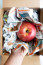 A titok egyszerű: az almákat egyesével, külön-külön csomagoljuk be újságpapírba, majd hűvös, száraz helyen tároljuk, távol a burgonyától, hiszen a krumpli olyan gázokat termel, amelyek elősegítik az alma idő előtti megrothadását. Ez a módszer a frissen szedett almáknál működik a legjobban, de a boltban vásárolt gyümölcsök esetén is érdemes kipróbálni.
&nbsp;
