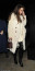 Éppen ezért ő sem maradhatott ki a legnagyobb aktualitásból, azaz a maffiafeleség-őrületből: a minap Londonban fotózták le egy zseniális kabátban, ami bár igazodott a szóban forgó trendhez, közben hű maradt Amal egyedi stílusához.
