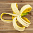 Egy turmixgépbe tegyél 2 banánhéjat. Érdemes lehet otthon egy jól zárható edényben tárolni az elfogyasztott banánok héját, hiszen nemcsak a növények esetében tudod hasznosítani őket, hanem számos más esetben is segítséget nyújtanak&nbsp;- erről bővebben itt írtunk.
