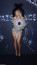 A Swarovski kristályokkal, gyöngyökkel és zafír kövekkel díszített miniruha egy óriási, csillagra emlékeztető dizájnt alkotott, melynek láttán az embernek az az első benyomása, hogy Beyoncé egy hatalmas, két lábon járó drágakővé változott.
