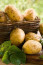 Sokan az esetleges egészségügyi kockázatok miatt nem javasolják, hogy a krumplit a hűtőben tároljuk. Aggályok merültek fel ugyanis azzal kapcsolatban, hogy ez a tárolási mód extra cukor kialakulásához vezet a burgonyában, mely főzéskor akrilamiddá alakul át. Az akrilamid egy olyan anyag, mely természetes módon keletkezik a keményítőben gazdag élelmiszerek magas hőmérsékleten történő hevítésekor, az akrilamidot pedig&nbsp;összefüggésbe hozták már a rák kialakulásának kockázatával is.
