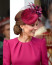 Fenséges kalapok

A királyi család minden tagja imádja a kalapokat. Bár ezek a kiegészítők a hagyományos megjelenés alapvető kellékei, úgy tűnik, a fiatalabb generációk is szívesen viselik. Bár Katalint gyakrabban láthatjuk formális öltözetben, valójában Meghan is a kalapokhoz nyúl olykor. Természetesen kalapot nem csak a királyi család tagjai viselhetnek, miért is ne hordhatnánk őket akár mi is a hétköznapok során? Párosítsd egy csodaszép nyári ruhával, vagy egy átmeneti kabáttal és már kész is lesz fenséges, hercegnéket meghazudtoló szetted!
