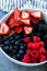 3. Bogyós gyümölcsök

Legyen szó málnáról, szederről, vagy éppen áfonyáról, a bogyós gyümölcsök szintén segíthetnek a magas vérnyomás kezelésében.&nbsp;„A bogyós gyümölcsök rengeteg antioxidánst, köztük antociánokat tartalmaznak, melyek bizonyítottan elősegítik a vérnyomás csökkentését. A Molecular Nutrition &amp; Food Research 2021-es tanulmánya szerint az antociánok nagyobb bevitele a szervezetbe segít csökkenteni a szívbetegségek kialakulásának kockázatát."
