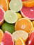 Citrusfélék

A citrusfélék, mint például az narancsok és a grapefruitok, bár önmagukban nem tartalmaznak kollagént, rendkívül gazdagok C-vitaminban, ami létfontosságú a kollagén termeléséhez. A C-vitamin elengedhetetlen szerepet játszik a pro-kollagén szintézisében, amely a kollagén előanyaga a szervezetben. Rendszeres fogyasztásuk segíthet fenntartani és fokozni a bőr kollagénszintjét, ami javíthatja annak rugalmasságát és egészségét.
