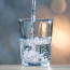 4. Igyál sok vizet és koffeinmentes, meleg italokat!

„Testünknek vízre van szüksége ahhoz, hogy emésztésünk megfelelően működjön” – mondja Glassman. Napi nyolc pohár víz elfogyasztása elengedhetetlen bélrendszerünk és egész szervezetünk egészségének fenntartásáért, de gyógyteákkal is segíthetjük az emésztés zavartalan működését. Jó választást jelent például a gyömbér és a nyugtató kamilla tea.
