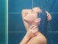4. Hosszú időt töltesz a zuhany alatt

Egy hosszú és meleg reggeli zuhany ideális módja lehet annak, hogy felébredjünk és felfrissüljünk, különösen a hideg napokon. Ezt viszont szintén nem túl jó ötlet minden napos szokássá tenni, a forró víz ugyanis károsíthatja a bőr védőrétegét, és elősegítheti az öregedés jeleinek korai megjelenését. Emellett szintén fontos kiemelni, hogy a forró víz kitágíthatja arcunk hajszálereit, potenciálisan károsítva azokat, ezért mindenképpen érdemes óvatosnak lennünk a túl hosszú időn át tartó, forró zuhanyokkal.
