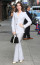 Anne Hathaway legtöbbször mindenkit elvarázsol az öltözködésével: általában valamilyen&nbsp;kosztümöt visel, ezek a darabok szinte már a védjegyévé váltak. Ezúttal is egy kosztümre esett a választása, ám a tervező tett egy kis csavart az öltözékébe.&nbsp;

