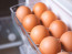 A szakértők ugyanakkor úgy gondolják, hogy a tojások tárolására a legjobb hely mégiscsak a hűtőszekrény, fontos azonban, hogy felhasználás előtt körülbelül 30 perccel vegyük ki a tojásokat a hűtőből, különben a hirtelen hőmérsékletváltozás a tojás héját megrepesztheti, amikor például főtt tojást készítünk, de ronthat a kötőképességén is a sütés során. A tárolást illetően azt javasolják, hogy hagyjuk a tojásokat a tartójukban, ezzel megelőzve a töréseket, továbbá megakadályozva azt, hogy a tojást a lejárati dátum után fogyasszuk el. Figyeljünk arra is, hogy ne a hűtőszekrény ajtajában tároljuk a törékeny élelmiszert, hanem inkább a hűtő középső polcának leghátsó részében, mivel ez a terület marad konzisztensen a leghidegebb szemben a hűtőajtóval, ami a folytonos nyitogatás miatt hajlamos a hőmérséklet-ingadozásokra.
