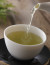 A zöld tea egy szuper gyógynövény, amelyet Ázsiában már régóta használnak a szépségápolás terén is. Nem véletlenül: a zöld tea visszaadja a haj fényét, rugalmasságát és szépségét. Érdemes lehűtött zöld teával leöblíteni hajmosás után a tincseket, ugyanis csodát tesz a töredezett hajszálakkal.&nbsp;
