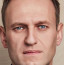 Bejegyzésében Rácz rámutat: Alekszej Navalnij február 16-án, pénteken délután halt meg a büntetőtáborban, a halál halál hivatalos időpontja pedig 14:17 perc. Sokatmondó, hogy a hivatalos halálhír már két perccel (!) később, 14:19-kor meg is jelent a "Sarki Farkas" büntetőtelepnek helyet adó, Jamal-Nyenyec Autonóm Körzet hivatalos honlapján.
