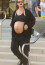 Rihannát múlt pénteken Los Angeles belvárosában szúrták ki óriási terheshasával. Az előadó kapucnis pulóvert, sportmelltartót és fekete melegítőnadrágot viselt, és szemlátomást nem törődött vele, hogy mindenki őt bámulja.
