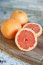 A grapefruit az egyik legegészségesebb citrusféle (gazdag vitaminokban és ásványi anyagokban, ezen kívül segíti a fogyást és energiával tölt fel), mégis érdemes mértékkel falatozni belőle. Az ok egyszerű: a grapefruitban olyan anyagok vannak, amik megakadályozzák bizonyos gyógyszerek felszívódását (például az antihisztaminokét). Legalább 72 órát kell várni a grapefruit fogyasztása után, mielőtt bevennénk a gyógyszereinket.
