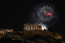 Ünnepi tűzijáték Athénban, az Akropolisz felett.
