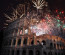 A római Colosseumot megvilágították az ünnepi tűzijáték fényei.
