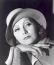 Greta Garbo már a némafilmekben világhírű lett, s ő volt az a színésznő, akibe nem lehet nem beleszeretni. Magas és filigrán volt, tekintetével bárkit megbabonázott, lényét pedig furcsa titokzatosság hatotta át, ami még ellenállhatatlanabbá tette őt – nem beszélve mély, fátyolos hangjáról, amely tovább erősítette kemény, mégis érzékeny karakterét.
