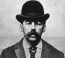 H. H. Holmest Amerika első sorozatgyilkosaként tartják számon, aki a 19. század végén tevékenykedett és gyilkolt Chicagóban, méghozzá úgy, hogy egy hotelt üzemeltetett, és így fogta el, majd ölte meg áldozatait, akiknek száma valószínűleg a 200-at is meghaladja, bár Holmes csak 27 ember meggyilkolását vallotta be. A Gyilkos Kastélynak is nevezett hotelben Holmes egyfajta labirintust alakított ki a folyosókból és a szobákból, amiket titkos csapóajtókkal és hangszigetelt kamrákkal szerelt fel. Többek között saját menyasszonyát is nyom nélkül eltüntette, a nő nővérét pedig Holmes szintén megölte.
