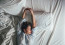 Azonban azok, akik hátukon aludtak az éjszaka folyamán, sokkal pozitívabb tapasztalatokról számoltak be, így a szakemberek azt a következtetést vonták le, hogy a legjobb pozíció a háton fekvés, amivel nagyobb valószínűséggel élvezhetjük az éjszakai alvást
