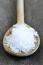 A tengeri sót értelemszerűen a tengerből és az óceánokból nyerik ki egyszerű párologtatással, míg a hagyományos asztali sót bányásszák. A valós különbség a feldolgozásukban rejlik, ám azt is érdemes szem előtt tartani, hogy az asztali só számos "tisztító" folyamaton megy keresztül, ellenben a tengeri verzióval.&nbsp;
