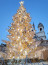 Dior X Spanyol lépcső, Róma

A Dior francia luxusdivatház egy káprázatos arany-fehér karácsonyfát álmodott meg a római Spanyol lépcső tetején.&nbsp;A 15 méter magas fát több száz&nbsp;arany pillangó és parfümös üveg díszíti. Emellett a Dior az olasz főváros 8 külvárosibb környékén&nbsp;is vállalta a díszkivilágítást, így ünnepi fényekbe borult a Cinecittá, Capannelle és Ostia részei is.
