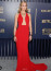Emily Blunt rendkívül elegáns volt ebben a piros Louis Vuitton estélyiben.
