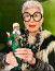 Iris Apfelről még dokumentumfilm is készült, 97 éves volt, amikor modellszerződést írt alá a híres modellügynökséggel, az IMG-vel, és még Barbie-babát is mintáztak róla.
