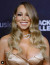 Mariah Carey bronzos pucérruhájához natúr szájfényt és sötétbarna, füstös szemsminket viselt.
