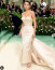Kylie Jenner visszafogott, mégis rendkívül elegáns, az alakját kiemelő&nbsp;Oscar de la Renta ruhát viselt.
