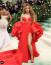 Shakira ismét odatette magát, és igazán szexi, de mégis elegáns volt ebben a piros&nbsp;Carolina Herrera ruhában.&nbsp;
