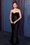 Olivia Rodrigo ebben a fekete 1997-es Saint Laurent couture ruhában jelent meg a&nbsp;Governor Awards vörös szőnyegén.
