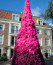 Roksanda x Pulitzer, Amszterdam

Az amszterdami Pulitzer szálloda a holland főváros egyik legikonikusabb épülete.&nbsp;A Pulitzer Amsterdam a ROKSANDA divatmárkával együttműködve egy&nbsp;rózsaszín tüllborítású,&nbsp;egyedi karácsonyfát álmodott meg,&nbsp;Merész színei a szálloda szerint a város vibráló szellemét képviselik. A 10 méter magas karácsonyfa a szálloda belső udvarában kapott helyet, és a&nbsp;művészet, valamint&nbsp;a design kölcsönös tiszteletére készült.
