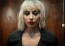 Az ünnepek alatt a rendező friss fotókat tett közé a főszereplőkről. Lady Gaga szeméből árad a depresszió, és tényleg félelmetesen néz ki a karaktere bőrébe bújva. A film premierdátuma is megvan már: 2024. október 4-én kerül a mozikba Amerikában.
