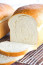 A szakember a szalonnán kívül a fehér kenyér fogyasztásának mellőzését is javasolja a szív egészségének megőrzése érdekében, mivel ez az élelmiszer gyors vércukorszint-emelkedést okozhat, mivel magas a glikémiás indexe, és jóval kevesebb benne a tápanyag és a rost, mint a teljes kiőrlésű alternatívákban. „A fehér kenyér inzulinrezisztenciához és súlygyarapodáshoz vezethet, amelyek növelik a szívbetegségek és az ezekhez kapcsolódó szövődmények kialakulásának kockázatát” – állítja a dietetikus.
