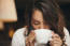 Megdöbbentő módon egyes kutatások azt állítják, hogy a kávéfogyasztás is rombolhatja a szellemi egészséget, valamint idő előtt öregítheti az agyat, bár sok szakértő szerint még mindig nincs elegendő bizonyíték arra, hogy a koffein demenciát okozhat. Mindenesetre nem árt az óvatosság azoknál, akik napi hat vagy annál több csészényi kávét isznak...
