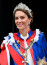III. Károly koronázási ceremóniáján tiara helyett egy Jess Collett x Alexander McQueen fejfedőt viselt,&nbsp;melyen ezüst- és kristályveretes, háromdimenziós levélhímzés díszeleg.
