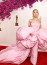 Ariana Grandét minden bizonnyal elkapta a Barbie-láz, hogy ebben a pasztell rózsaszín&nbsp;Giambattista Valli darabban érkezett gálázni az Oscarra. Nos, a színnel még nem is lett volna baj, de a ruha szabása és bizarr elemei&nbsp;miatt rossz ránézni az énekesnőre...
