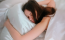 Becky Spelman pszichológus elmondta, hogy a stressz összefüggésbe hozható azzal, hogy valaki nehezen tud elaludni este. "Bizonyos egészségügyi állapotok és alvászavarok, mint például az álmatlanság is sokak számára kihívást jelent az elalvásban. Reggelre azonban nem a matracunk válik memóriahabbá, hanem az alvás során tapasztalható változások okozzák a testünkben azt az állapotot, hogy kényelmesebbnek érezzük az ágyunkat" - mondta a szakértő a Metro-nak.
