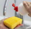 Sokan ajánlják azt, hogy érdemes a mosogatószivacsot betenni a mikrohullámú sütőbe nedves állapotban, körülbelül egy percig, hogy elpusztítsa a baktériumokat.
