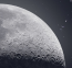 A Hold azonban más miatt is címlapokra került. A NASA Lunar Reconnaissance Orbiter képet készített egy objektumról, ami az égtest körül kering. A raketa.hu meg is mutatta a kis pacát, amit ide kattintva tudtok megnézni.
