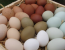 A legtöbb tojás egy hónappal a lejárat után is ehető még, ha hűtőben tárolod. Ilyenkor persze jobb a tojásokat egyenként feltörni és tesztelni, ha már sokat álltak. Ha egy pohárba ütöd fel, és a sárgája az aljára süllyed, nincs baja. Ha viszont a tetején lebeg, inkább már ne fogyaszd el!
